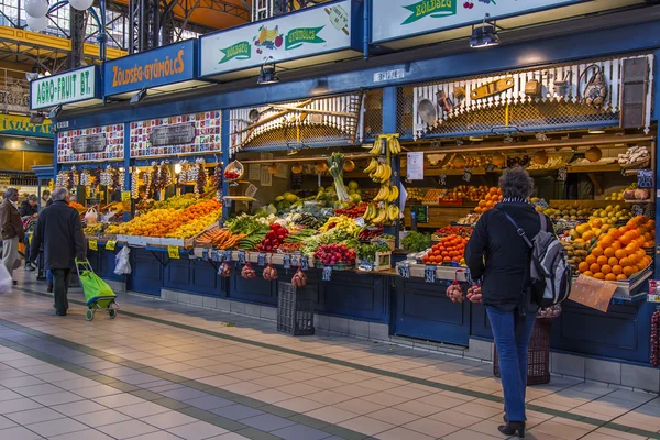 Budapest, Hungría. Compradores en el mercado interior de la ciudad central — Foto de Stock