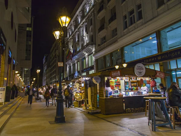 Budapest, Hungría. Turistas caminan por las calles nocturnas —  Fotos de Stock