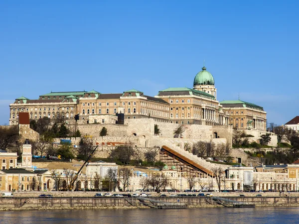 Будапешт, Венгрия. Вид на Дунайский берег и Королевский дворец — стоковое фото