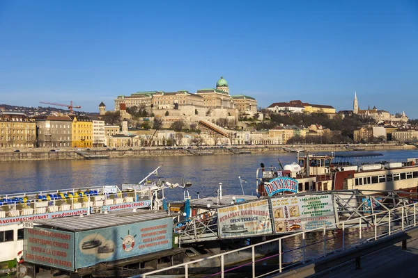 Budapest, Hongarije, 20 maart 2013. typisch stedelijke weergave — Stockfoto