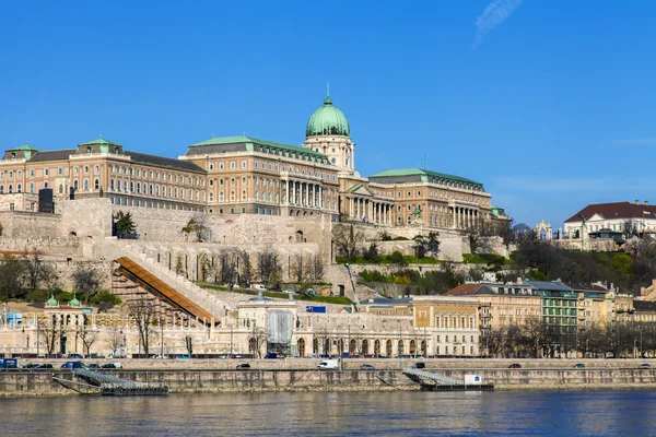 Budapest, Ungheria. Veduta della riva del Danubio e del Palazzo Reale — Foto Stock