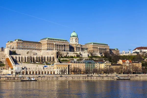 Будапешт, Угорщина. вид на березі Дунаю і Королівський палац — стокове фото
