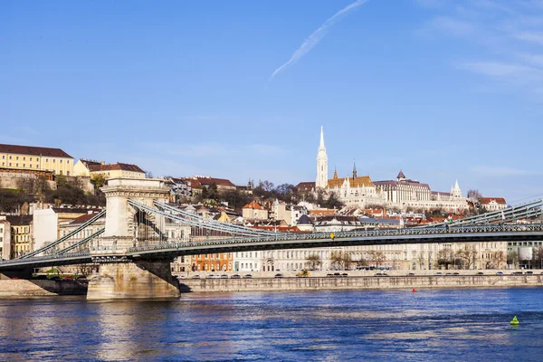 Budapeşte, Macaristan, 20 Mart 2014. Tuna Nehri. zincir köprü — Stockfoto