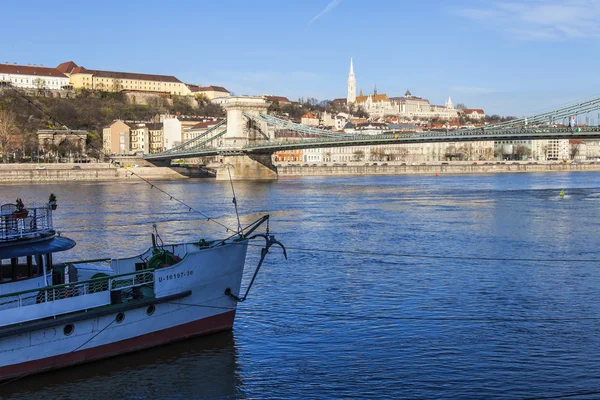 布达佩斯，匈牙利，2014 年 3 月 20 日。多瑙河。链桥 — 图库照片