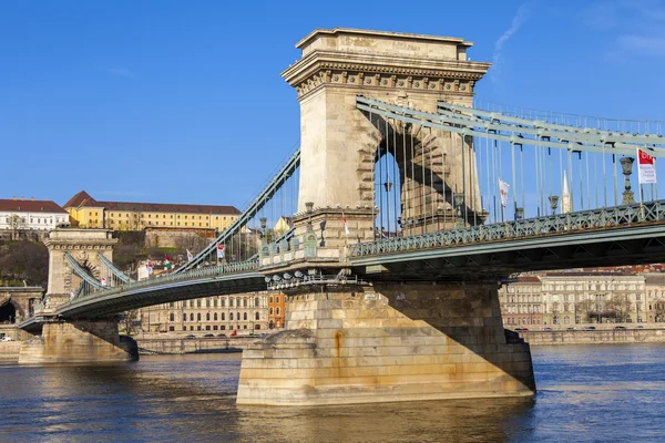 Budapeşte, Macaristan, 20 Mart 2014. Tuna Nehri. zincir köprü — Stok fotoğraf