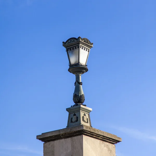 Budapeste, Hungria. Detalhes arquitetônicos típicos: lâmpada de rua vintage agradável — Fotografia de Stock