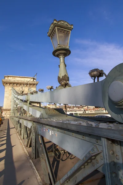 Budapest, Hungría. Encadenar el puente a través del Danubio — Foto de Stock