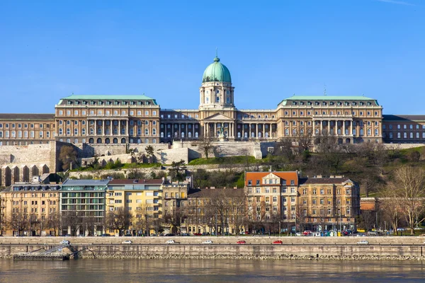 Budapest, Hungría. Vista de la orilla del Danubio y del Palacio Real —  Fotos de Stock