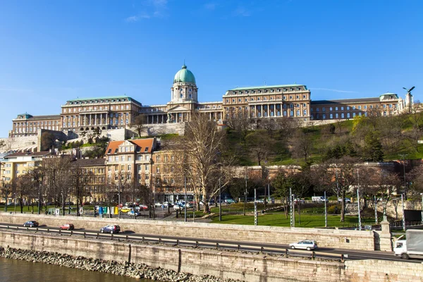 Budapest, Hungría. Vista de la orilla del Danubio y del Palacio Real —  Fotos de Stock