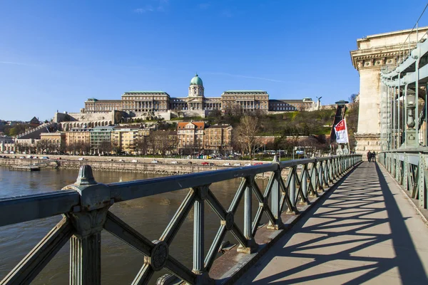 Будапешт, Венгрия. Вид на берег Дуная и Королевский дворец с Цепным мостом — стоковое фото