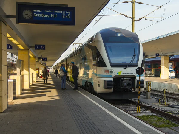 Vienna , Austria , March 26, 2014 . Train preparing to depart . — Stock Photo, Image