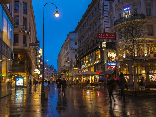 Viena, Austria. Los turistas caminan por las calles nocturnas con tiempo lluvioso — Foto de Stock