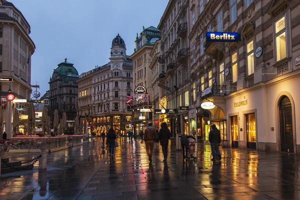 Viena, Austria. Los turistas caminan por las calles nocturnas con tiempo lluvioso —  Fotos de Stock