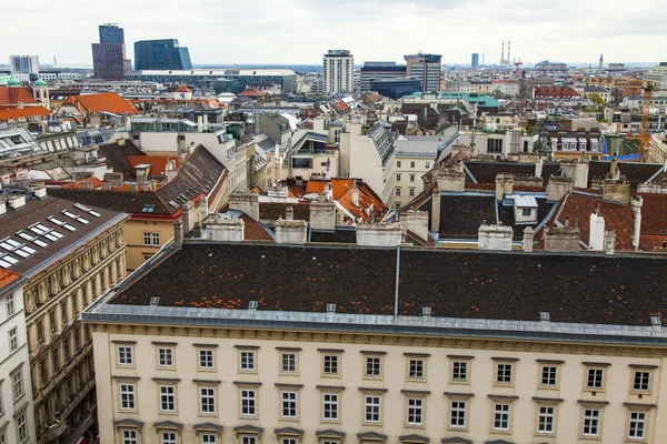 Wenen, Oostenrijk. uitzicht op de daken van de stad van een platform van de enquête van de kathedraal van Sint stefan — Stockfoto