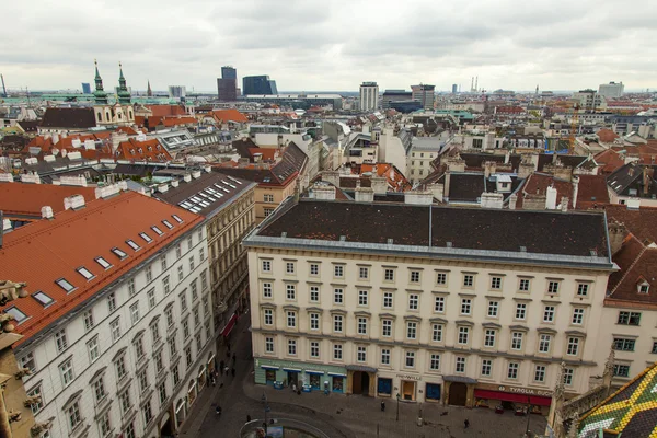 Viena, Austria. Vista de la ciudad desde una plataforma de levantamiento de la Catedral de San Stefan — Foto de Stock