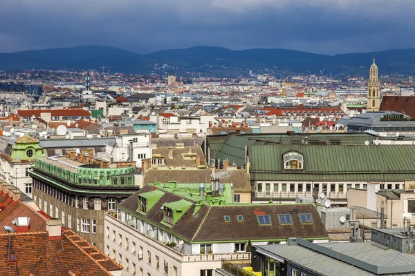 Viena, Austria. Vista de la ciudad desde una plataforma de levantamiento de la Catedral de San Stefan — Foto de Stock