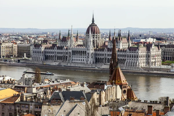 Budapest, Hungría, 24 de marzo de 2014. Vista del Danubio y Pesht desde el Castillo de Buda — Foto de Stock