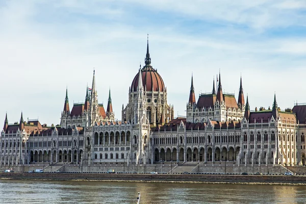 Budapest, Hungría. Vista del Danubio y del Parlamento húngaro — Foto de Stock