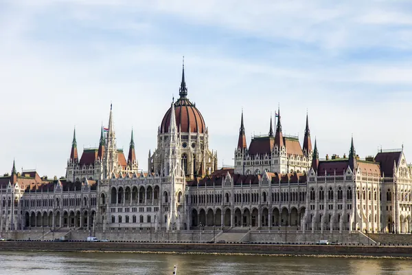 Budapeste, Hungria. Vista do Danúbio e do Parlamento húngaro — Fotografia de Stock