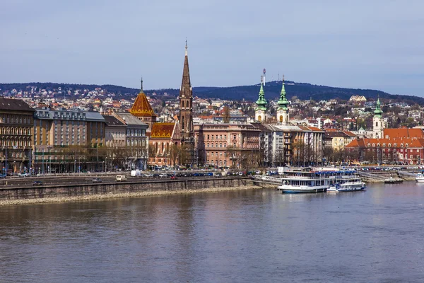 Budapest, Hongrie. vue sur le danube et remblai — 图库照片