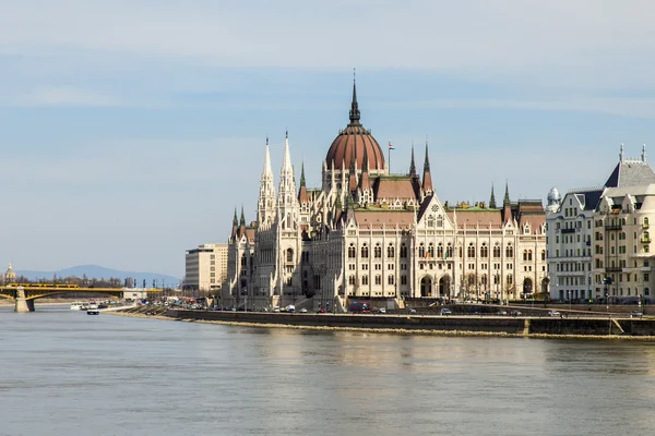 Budapest, Hungría. Vista del Danubio y del Parlamento húngaro — Foto de Stock