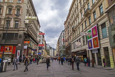 Viyana, Avusturya. turistler shtrasse sokak kertner bulutlu bir bahar öğleden sonra yürümek.