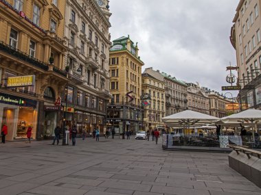 Viyana, Avusturya. turistler shtrasse sokak kertner bulutlu bir bahar öğleden sonra yürümek.
