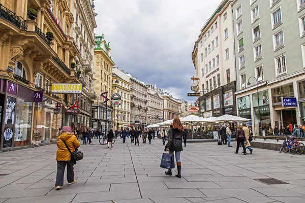 Vienne, Autriche. Les touristes marchent dans la rue Kertner de Shtrasse dans l'après-midi nuageux de printemps — Photo