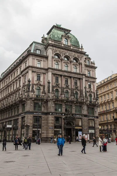 Vienna, Austria. Tourists walk down the street Kertner of Shtrasse in the cloudy spring afternoon — Stock Photo, Image