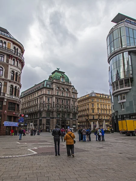 Wiedeń, austria. turystów chodzić po ulicy kertner shtrasse w godzinach popołudniowych wiosna zachmurzony — Zdjęcie stockowe