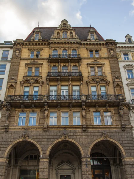 Wien, Österreich. Typische architektonische Details historischer Gebäude — Stockfoto