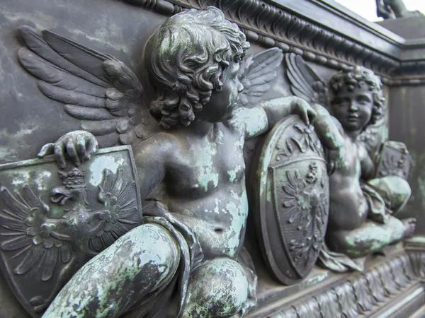 Viena, Áustria, em 24 de março de 2014. A escultura que decora um complexo de edifícios do Parlamento austríaco — Fotografia de Stock