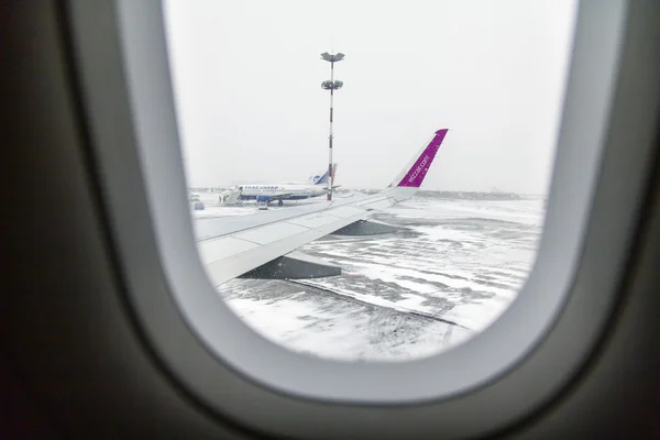 飛行機の窓からの眺め — ストック写真