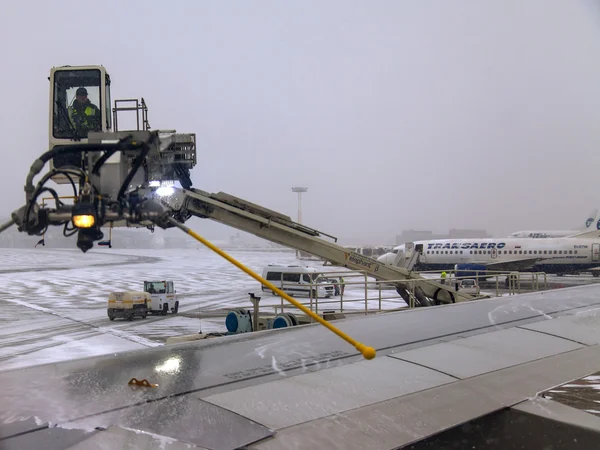 Moskau, Russland. Flugzeugabfertigung mit Frostschutzmitteln am Flughafen — Stockfoto