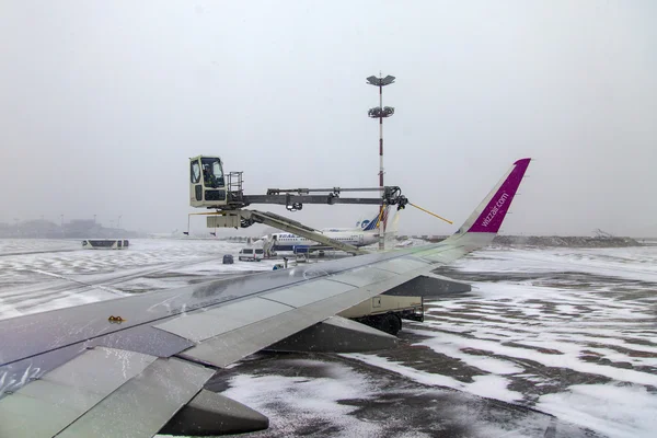 Moscow, Russia. Plane processing by anti-freezing means at the airport — Stock Photo, Image