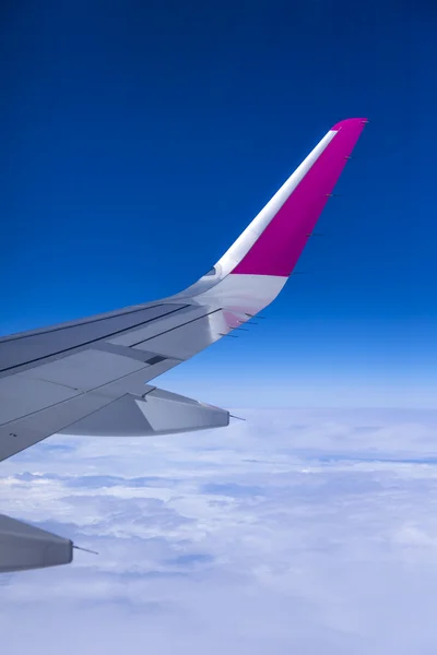 Samolot widok z okna na swoje skrzydła i łóżko gęste chmury — Zdjęcie stockowe