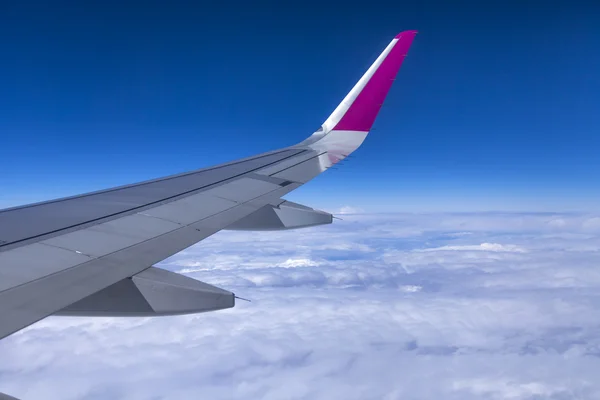 Flugzeug Blick aus dem Fenster auf seinem Flügel und ein dichtes Bett aus Wolken — Stockfoto