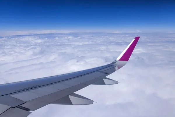 地球と雲の飛行の飛行機の窓からの眺め — ストック写真