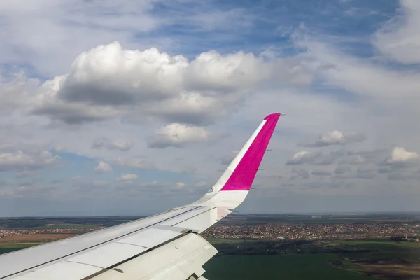 Blick aus dem Fenster des fliegenden Flugzeugs auf Erde und Wolken — Stockfoto