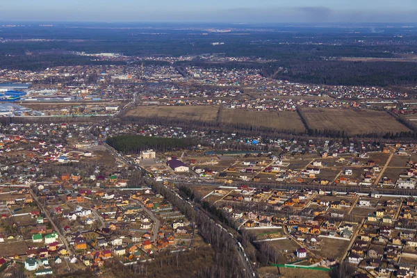 Blick aus dem Fenster des fliegenden Flugzeugs auf Erde und Wolken — Stockfoto