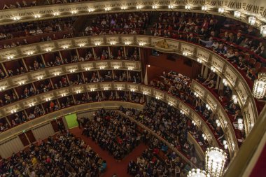 Vienna, Avusturya üzerine 25 Mart 2014. Devlet opera Tiyatrosu. bir konser öncesi konferans salonu