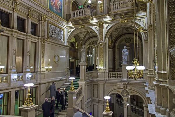 Wenen, Oostenrijk, op 25 maart 2014. inrichting van een lobby van de staat opera theater — Stockfoto