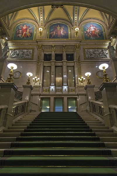 Wien, Österrike, den 25 mars 2014. inredning av en lobby av statliga opera theater — Stockfoto