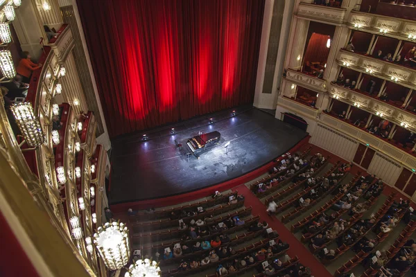 Viena, Austria, 25 de marzo de 2014. Teatro Estatal de Ópera. El auditorio antes de un concierto — Foto de Stock