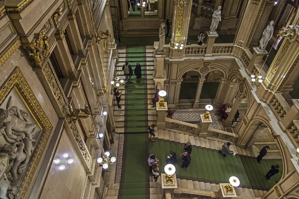 Wenen, Oostenrijk, op 25 maart 2014. inrichting van een lobby van de staat opera theater — Stockfoto