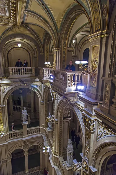 Wenen, Oostenrijk, op 25 maart 2014. inrichting van een lobby van de staat opera theater — Stockfoto
