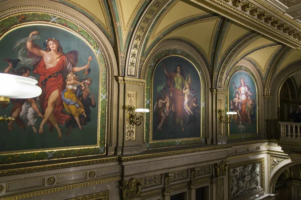 Vienna, Austria, on March 25, 2014. Decor of a lobby of the State Opera theater — Stock Photo, Image