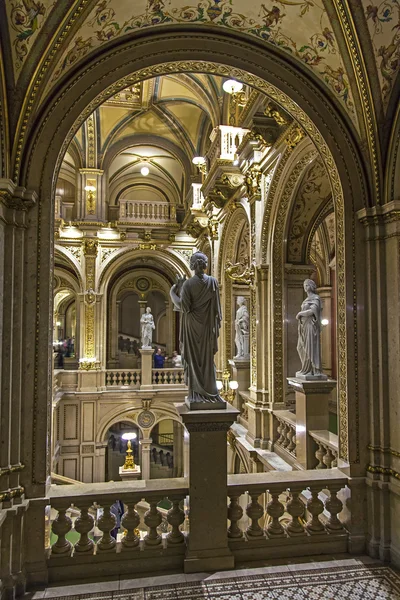 Vienna, Austria, on March 25, 2014. Decor of a lobby of the State Opera theater — Stock Photo, Image