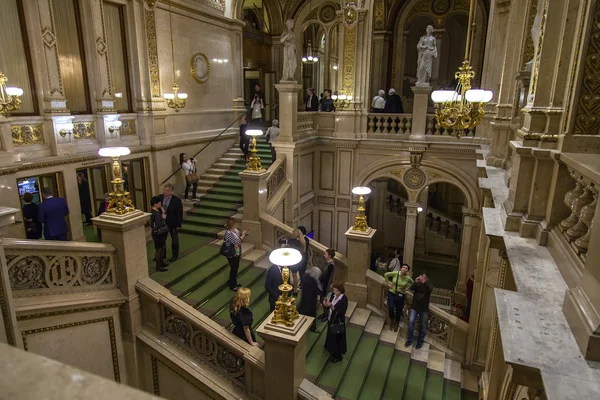 Wenen, Oostenrijk, op 25 maart 2014. inrichting van een lobby van de staat opera theater — Stockfoto