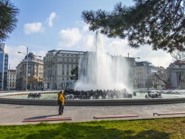 Vienna, Avusturya üzerine 25 Mart 2014. yüksek akış çeşme schwarzenbergplatz üzerinde